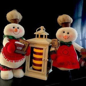 Adorable Christmas decor comes with all in picture. No flaws. Candle is battery.